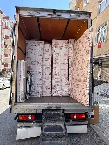 Markalı ambalajla tır içinde yüklenen eşyalar