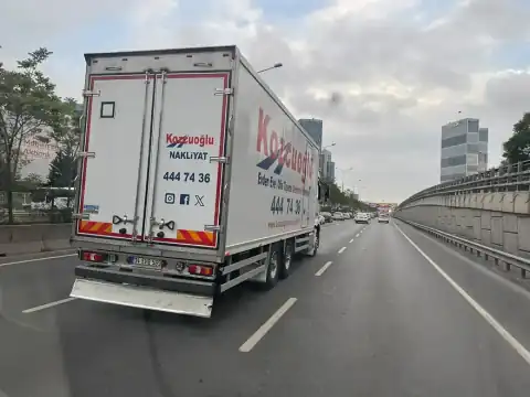 Plaza ofisi sevkiyatında asansör ve lobi düzeni