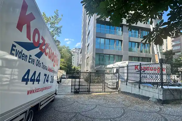 Maslak ofis taşıma hizmeti kapsamında profesyonel ekip tarafından ofis eşyalarının güvenli taşınması