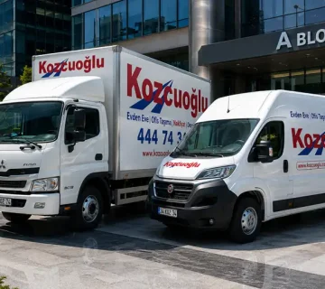 Ofis taşıma süreci için iş merkezi önünde Kozcuoğlu Ofis Taşıma araçları